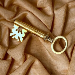 SUPERB CHUNKY ANTIQUE VICTORIAN ENGLISH 15K GOLD KEY TO MY HEART PENDANT c1860
