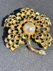 VINTAGE ALANA STEWART GOLD TONE BLUE RHINESTONE PEARL FLOWER BROOCH PIN