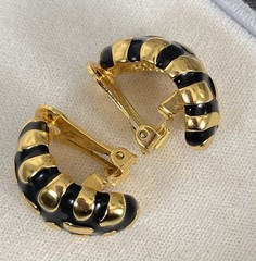 Vtg Signed Graziano Raised Gold Tone Design & Black Enamel Clip On Earrings 1”