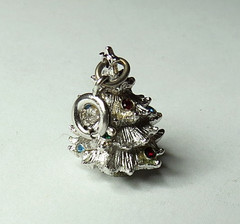 VINTAGE CHARM MONET MULTICOLOR RHINESTONE SILVER TONE CHRISTMAS TREE 21MM’
