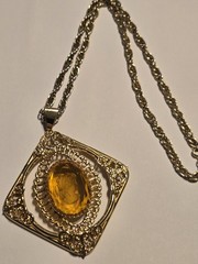 Vintage Mid-Century Amber Glass Cameo Large 2.75″ Pendant Gold 23″ Rope Chain