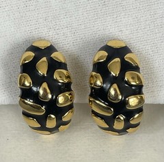 Vtg Signed Graziano Raised Gold Tone Design & Black Enamel Clip On Earrings 1”