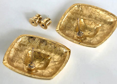 Vintage Small Bold Gold Tone Pierced Earrings 15/16″