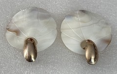 VTG Mother Of Pearl Carved Petal White Tan Omega Stud Dangle Earrings NEW