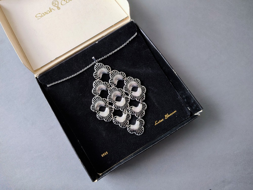 Vtg 1974 SARAH COVENTRY ‘Lotus Blossom’ Silvertone Pendant Necklace IOB 20″Chain