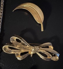 17 Piece Modern Jewelry Lot Gold/Silver Tone Brooches Necklaces Bracelets