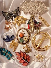 Vintage To Now Brooch Pin Lot Mixed Theme Gold-tone Silvertone Rhinestone…