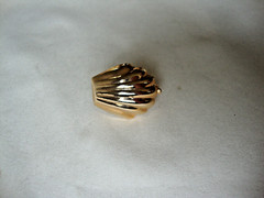 VTG 1970s SCALLOPED SEASHELL GOLD TONE HINGED W/ SAFETY CATCH DRESS/SCARF CLIP