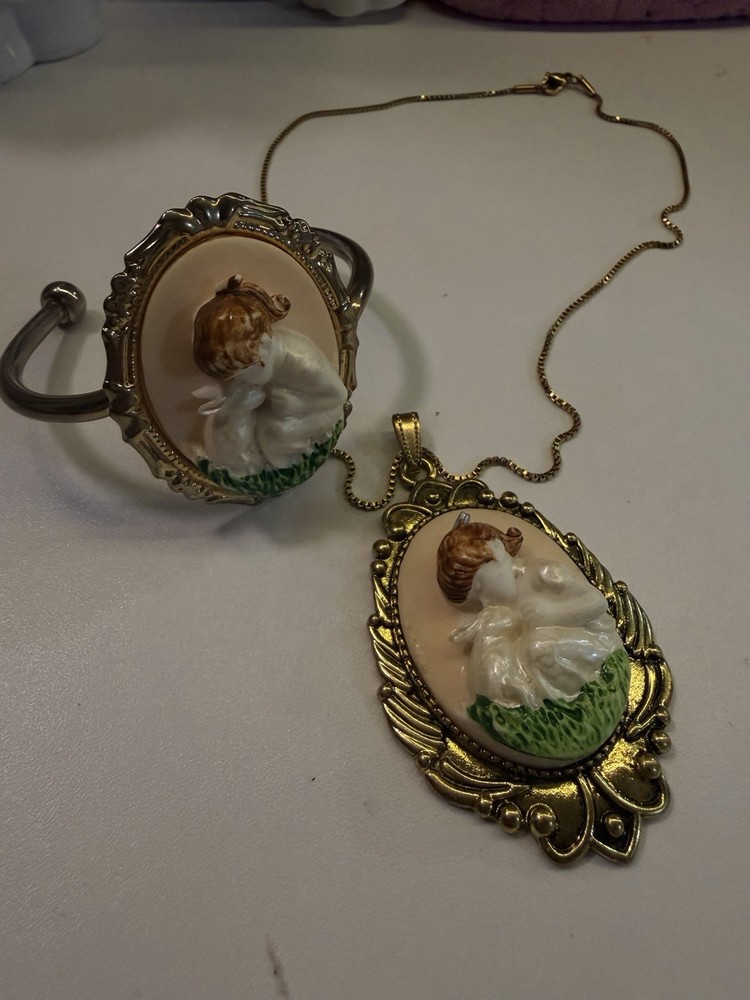 VINTAGE Cameo Jewelry Set Gold Tone Oval Multicolor Necklace Pendant Bracelet