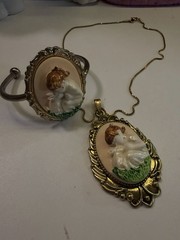 VINTAGE Cameo Jewelry Set Gold Tone Oval Multicolor Necklace Pendant Bracelet