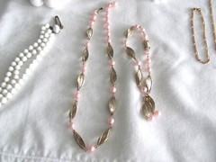 LOT OF 17 PIECES OF VINTAGE COSTUME JEWELRY NECKLACES & BRACELETS ALL WEARABLE