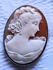 LARGE ESTATE VINTAGE SHELL CAMEO BROOCH – PENDANT IN SILVER TONE SETTING 1 3/4″