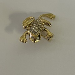 VTG Tiny Brooches Pins Gold Tone Lizard Green Eyed Frog Trifari Frog Kore Fish