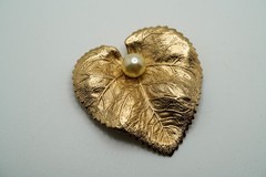 Vintage Gold Tone Napier Pearl Leaf Brooch 4.5cm JB36