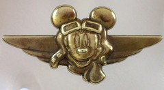 2008 Mickey Mouse Walt Disney Aviator Wings Pilot Badge Bronze Trading Pin