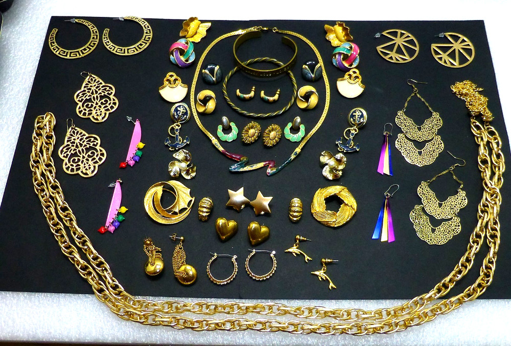 Vintage retro gold tone jewelry lot 1980’s necklace earrings bracelet enamel