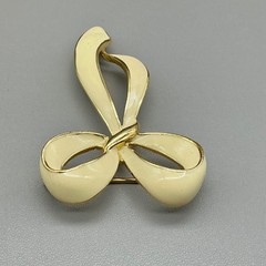 Vintage Brooch Women Cream Gold Tone Enamel Bow Ribbon Pin Jewelry 2.5 Inches