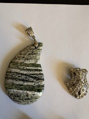 NICE LOT OF VINTAGE JEWELRY-BROOCHES, GEMSTONE, NECKLACE, PENDANT &
