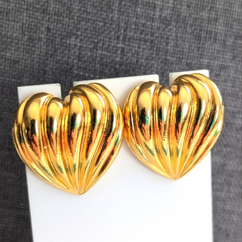Vintage Signed Avon Gold Tone Textured Ribbed Heart Romantic Love Post Earrings