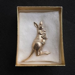 1975 VINTAGE AVON FASHION ACCENTS IN JEWELRY Kangaroo Gold-tone Pin 2.0 in