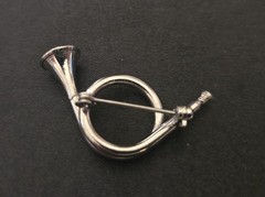 Vintage Silver Hunting Horn Equestrian Stock Brooch Pin; 1.5″x1″ (M26-24)