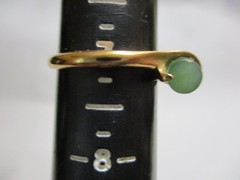 VINTAGE 1970s AVON CAPTURED JADE RING, GOLDTONE, JEPHRITE JADE CYLINDER, SZ 7