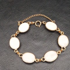 Vintage Egyptian Revival Carved Milkglass Scarab Link Bracelet Gold Tone. 18.334