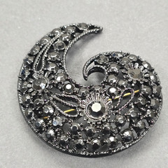 VINTAGE M JENT JET BLACK RHINESTONE BROOCH PIN PAISLEY FILIGREE JAPANNED ESTATE