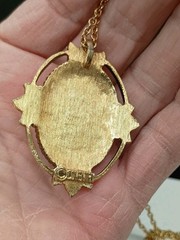 VTG SARAH COVENTRY Rose Marie Pendant Necklace Porcelain Floral Cameo Gold Tone