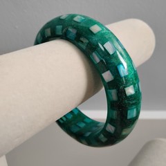 Teal Blue Green MOP Encased Abalone Shell Plastic Lucite Bangle Bracelet Sz 8