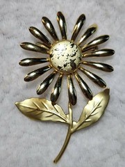 Vintage Daisy Brooch * Jewelry * Pendant * Brooches * Gold Tone * MCM