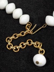 Vintage White Lucite Sattelite Bead Gold Tone Choker Neckalce MCM Retro 17 in
