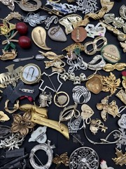 Lot Of 140 Brooches Pins – Many Signed – Silver Gold Tone Wholesale Resell J108a