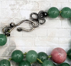 VINTAGE HAND KNOTTED GREEN JADE JADEITE & PINK QUARTZ & GLASS BEAD BALL NECKLACE