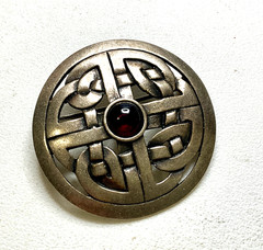 DQ16 Metropolitan Museum Of Art Silver And Garnet MMA Irish Celtic Pin Brooch