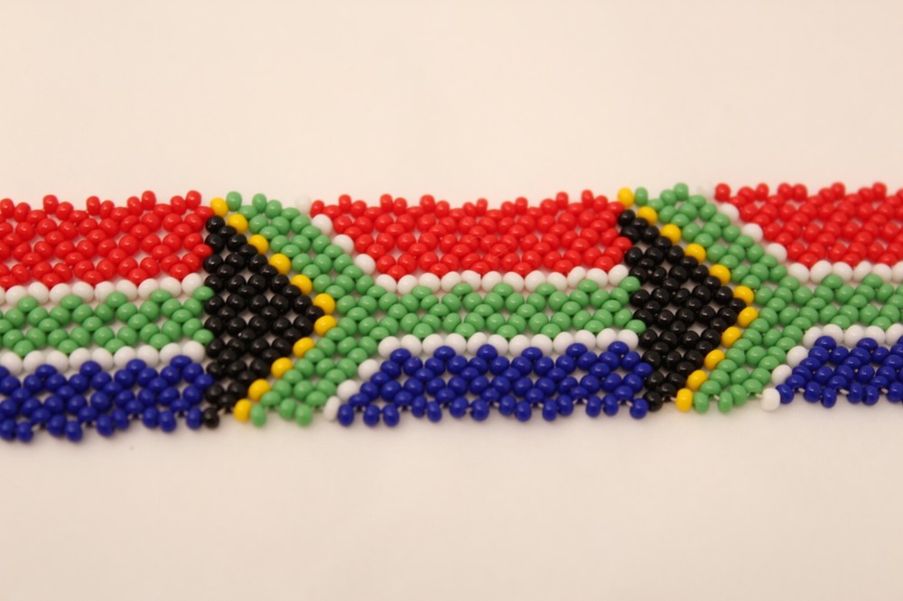 GORGEOUS Red Blue Black White & Green Glass Seed Bead 7.25″ Bracelet