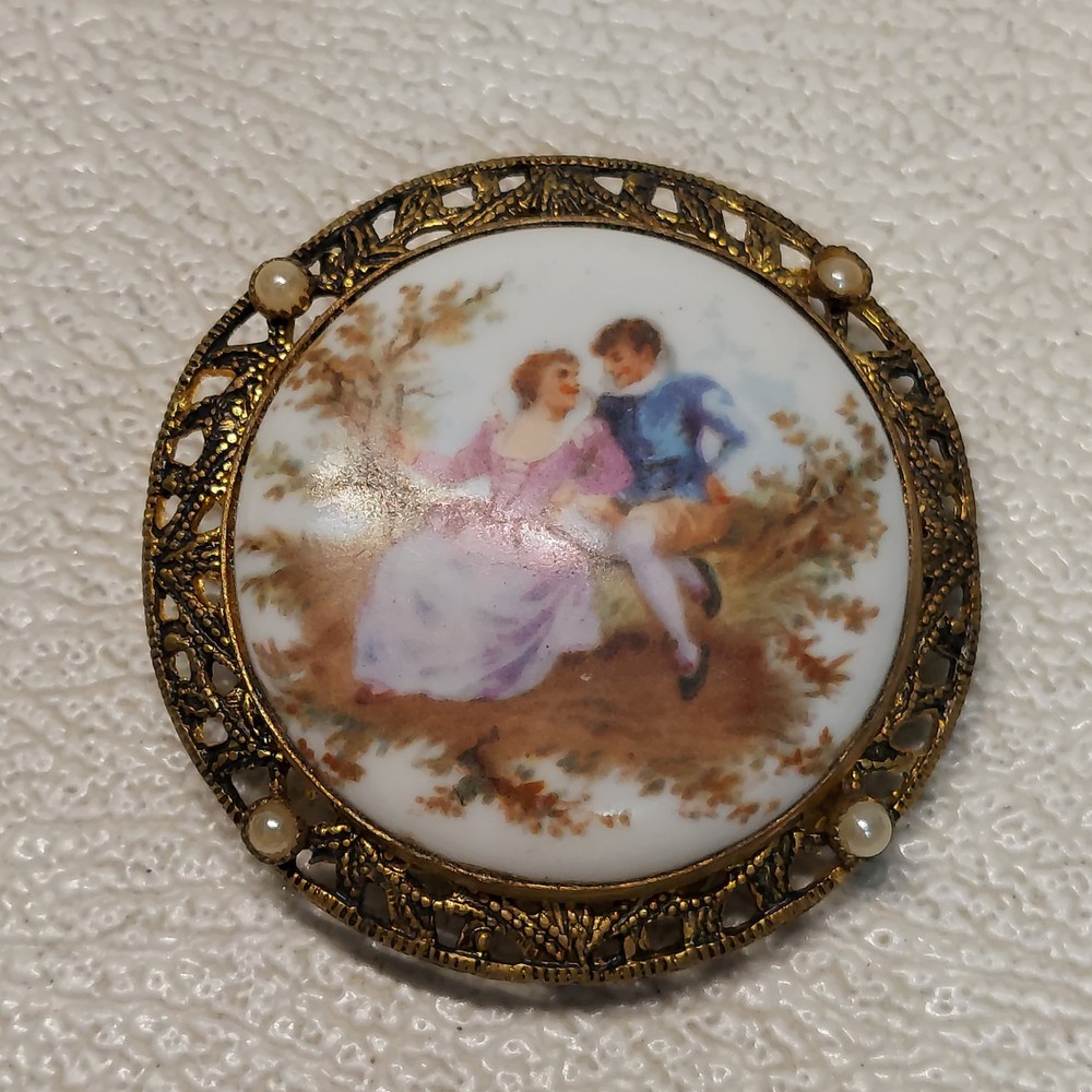 Vintage Porcelain Courting Couple Brooch Gold Tone Filigree Frame 4.5cm