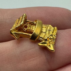 Wishing Well Lapel Pin Garden Decor Collectible 90s Vintage Gold Tone Brooch