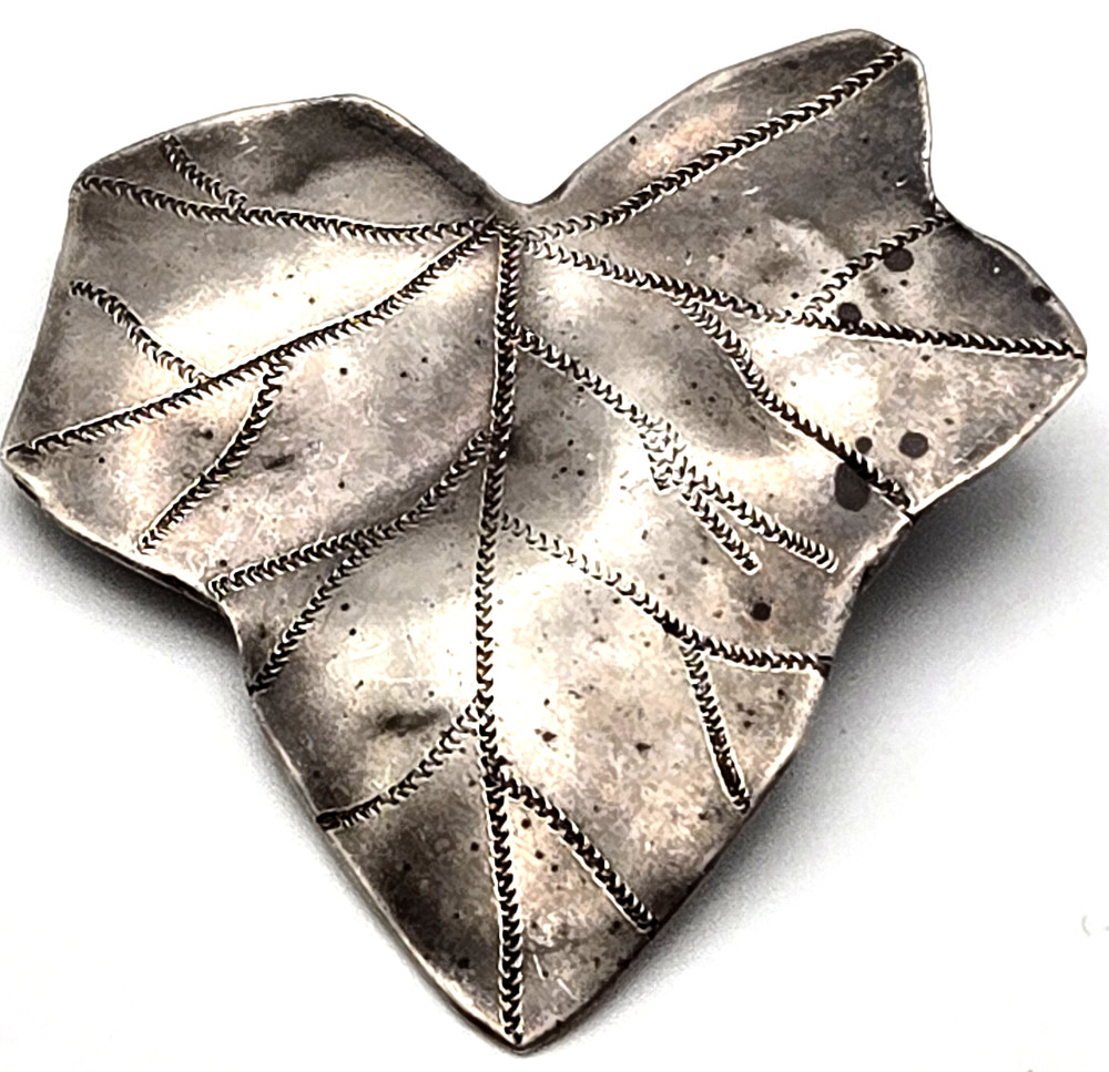 Vintage Silver Tone Textured Leaf Brooch Pin Small Heart‑Shaped Ivy Design