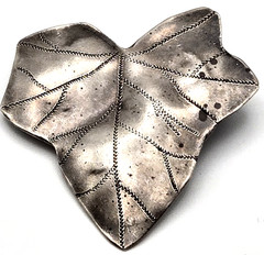 Vintage Silver Tone Textured Leaf Brooch Pin Small Heart‑Shaped Ivy Design