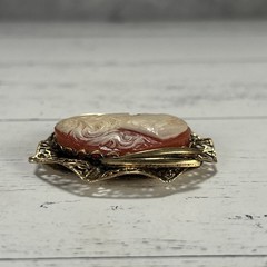 Vintage Cameo Pendant Gold Toned Filigree 1950s-1970s Costumer Jewelry