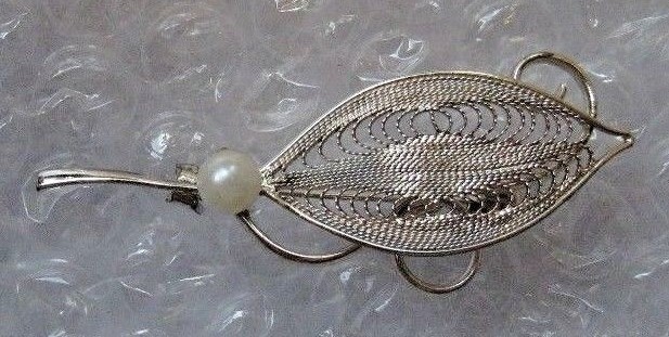 LOVELY CLASSIC SILVER TONE FILEGREE LEAF BROOCH PIN W/ FAUX PEARL MOTHER’S DAY