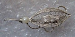 LOVELY CLASSIC SILVER TONE FILEGREE LEAF BROOCH PIN W/ FAUX PEARL MOTHER’S DAY