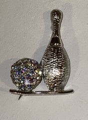 Vintage DODDS Bowling Pin Ball Aurora Borealis Rhinestone Costume Jewelry Brooch