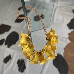 True Vintage 30s 40s Yellow Celluloid Bell Flower Necklace Peach Pink Chain 17″