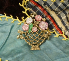 BR62 Vintage Brooch, Pin, Costume Jewelry, Flower Basket, Gold Toned