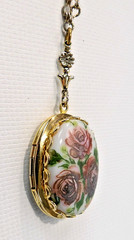 Vintage 1928 Porcelain Floral Photo Locket Pendant Goldtone 3 Strand Chain 35″