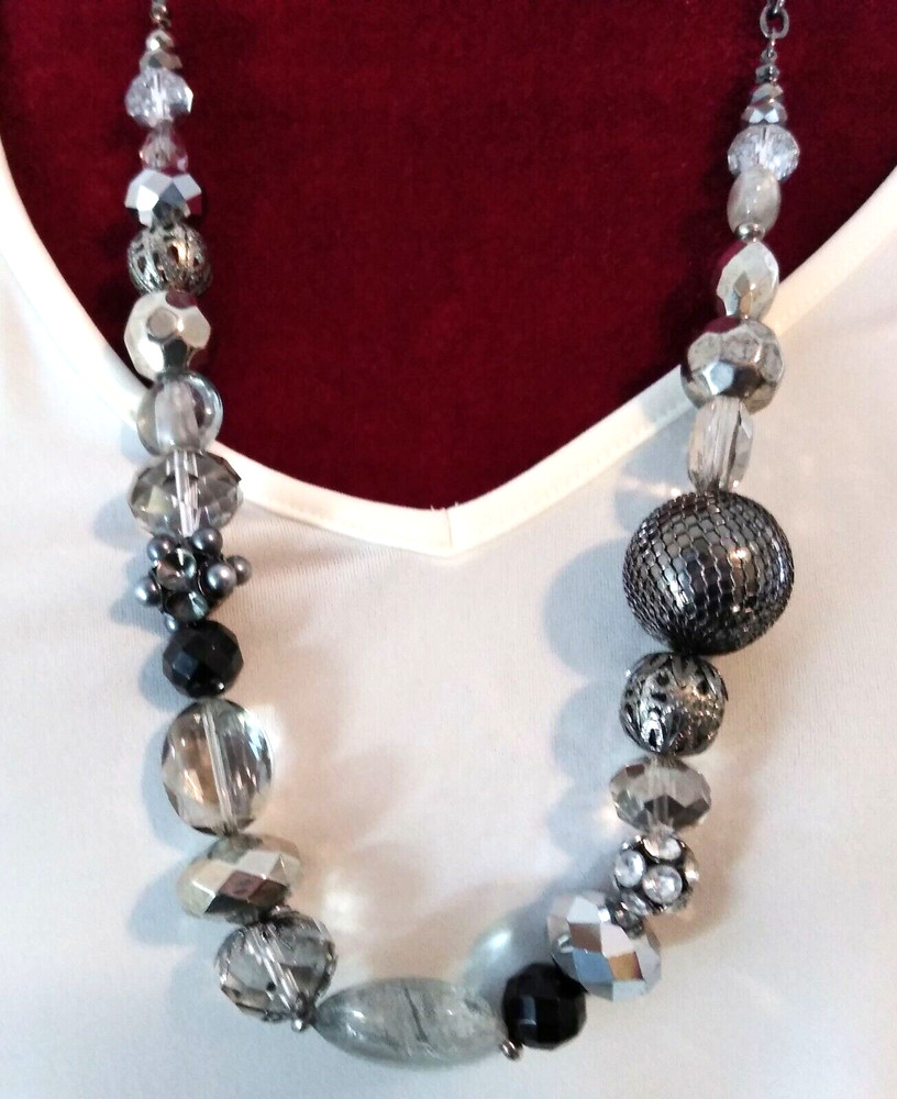 Vintage~~Beautiful Smoky Gray & Iridescent Stones on Gunmetal 30″ Necklace