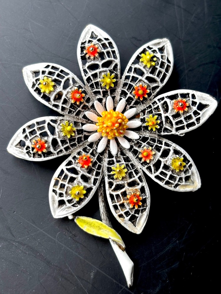1960s Vintage signed ART retro DAISY Flower Brooch~Flower PIN~Arthur Pepper