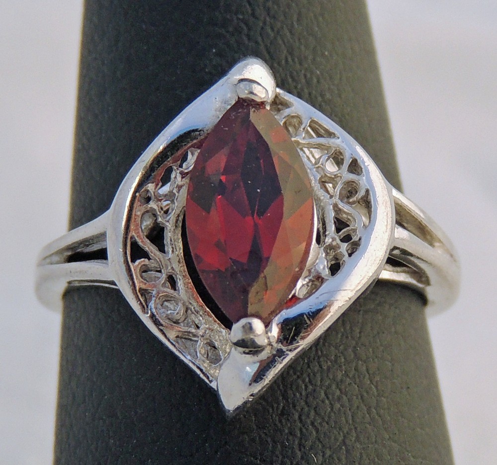 LOVELY ESTATE STERLING SILVER MARQUIS GARNET FILIGREE RING SIZE 5